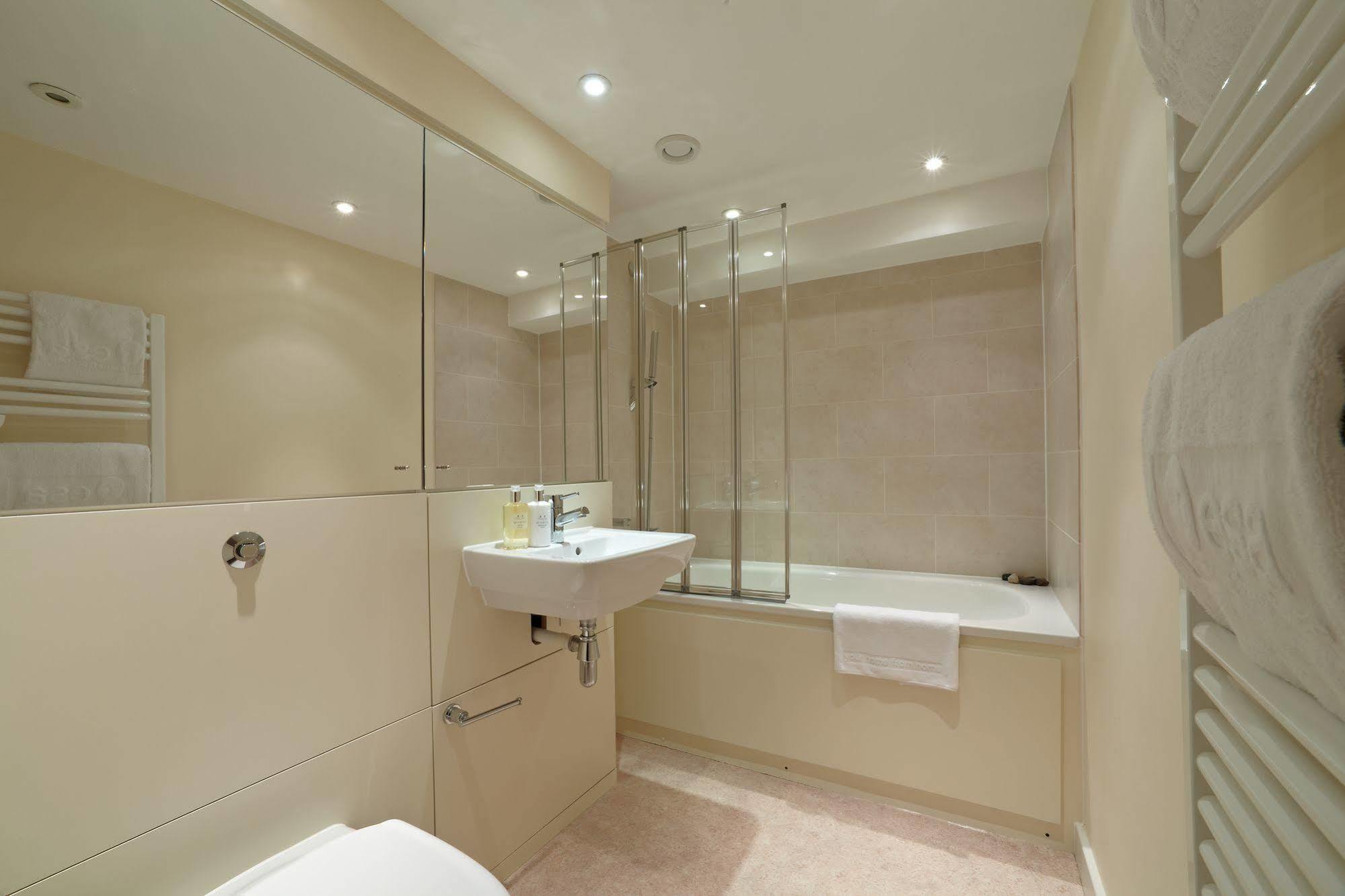 The Paramount, Swindon Ngoại thất bức ảnh